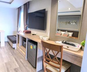 Kuchyň nebo kuchyňský kout v ubytování Hotel De Sripoom