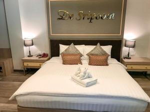Postel nebo postele na pokoji v ubytování Hotel De Sripoom