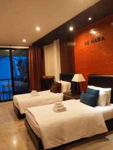 Säng eller sängar i ett rum på Hotel De Nara-SHA Extra Plus