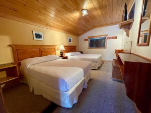 A bed or beds in a room at Brookside Motel