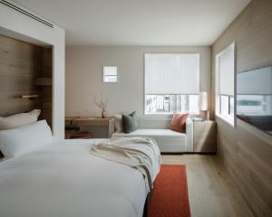 Un pat sau paturi într-o cameră la The Hotel Britomart