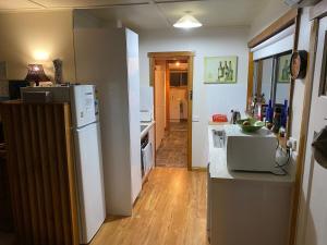 una cucina con frigorifero e piano di lavoro di Summertime Cottage a Southport Altre 43 foto