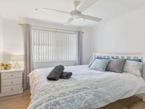 
A bed or beds in a room at Sounds by the Sea - open plan living, metres to beach
