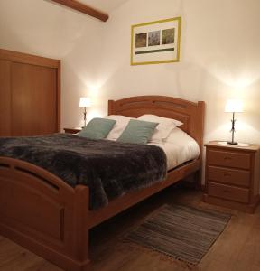 Postel nebo postele na pokoji v ubytování Le Gite des Deux Lacs Settons