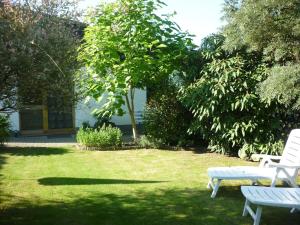 O grădină în afara Elegant in Gross Kordshagen amidst lush greenery with garden