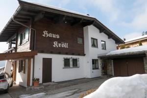 Un edificio con un cartello che dice sans serif sopra. di Ferienhaus Kröll a Ellmau