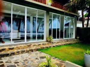 Κήπος έξω από το Florain Otium Talpe - 3 Bedroom Oceanfront Villa +58 φωτογραφίες