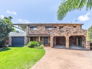 Gallery image of 1 Soldiers Point Road fabulous home with water views in Soldiers Point