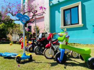 un grupo de juguetes infantiles estacionados en la hierba en Tongxin Homestay, en Puli