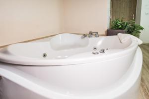 Zdjęcie z galerii obiektu Jacuzzi JM Rooms Apartment WAWELOFTS w Krakowie