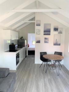 Nepean Shores by Gateway Lifestyle Holiday Parks的厨房或小厨房