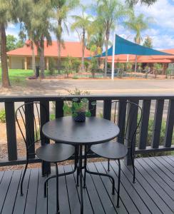 Nepean Shores by Gateway Lifestyle Holiday Parks的阳台或露台
