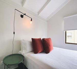 Nepean Shores by Gateway Lifestyle Holiday Parks客房内的一张或多张床位