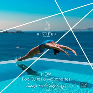 Una donna sta nuotando nell'acqua dell'oceano di Mykonos Riviera Hotel & Spa, a member of Small Luxury Hotels of the World a Tourlos