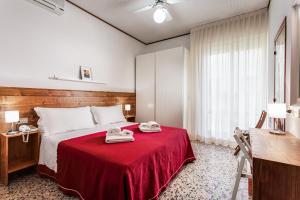una camera d'albergo con un letto e due asciugamani di Casa Portofino Rooms&Breakfast a Cesenatico