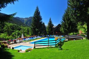 Bazén v ubytování Hotel Petit Lacreu nebo v jeho okolí