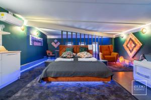 sypialnia z dużym łóżkiem i kanapą w obiekcie Exclusive Apartment Centrum w Wadowicach +90 zdjęć