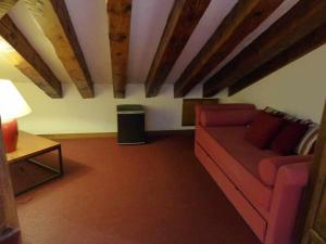 sala de estar con sofá y mesa en Hosteria del Arco, en Pedraza-Segovia