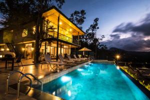 Bazén v ubytování Tip Top Boutique hotel nebo v jeho okolí