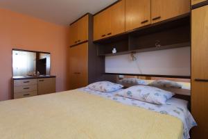 Postel nebo postele na pokoji v ubytování Apartments Nedeljka