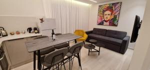 - un salon avec un canapé, une table et des chaises dans l'établissement sea side eilat holiday apartment, à Eilat