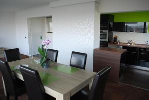 cocina y comedor con mesa de madera y sillas en Apartment View of Antwerp en Amberes