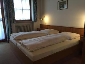 Postel nebo postele na pokoji v ubytování Hotel Neumayr