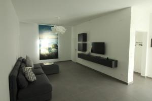 sala de estar con sofá y TV en la casa in Ancona, en Ancona