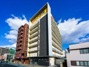 ein Gebäude mit einem Schild an der Seite in der Unterkunft Super Hotel Utsunomiya in Utsunomiya