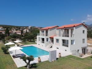 Bazén v ubytování CARLOS MANSION LUXURY SUITES nebo v jeho okolí