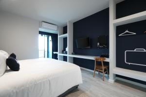 Postel nebo postele na pokoji v ubytování Blu Monkey Hub and Hotel Chanthaburi
