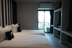 Postel nebo postele na pokoji v ubytování Blu Monkey Hub and Hotel Chanthaburi