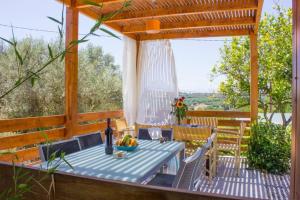 Balkón nebo terasa v ubytování 10 bedroom complex, with private pool, BBQ & ping pong!