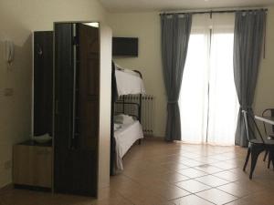 pokój z sypialnią z łóżkiem i lustrem w obiekcie Appartamento Turistico FRAU w mieście Sinalunga