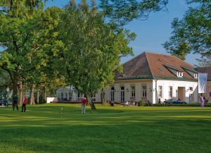grupa ludzi grających w golfa przed domem w obiekcie Hotel Diamond Country Club w mieście Atzenbrugg