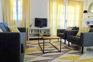 sala de estar con 2 sofás y TV en Puebla Aida High Quality apartment with AMAZING Sea & Golf Views , Mijas Golf, en Mijas Costa