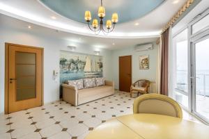 Hotel Coral Yalta في يالطا: غرفة معيشة مع أريكة وطاولة