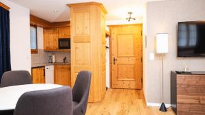 a room with a kitchen and a dining room at Wunderstay Alpine 3 Chic Studio Central Location in Klosters Serneus