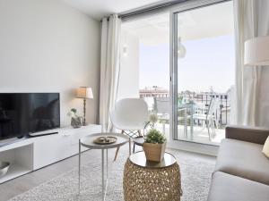 TV a/nebo společenská místnost v ubytování Sitges Spaces Oasis Penthouse 3 Bedroom, 2 Bathroom, Terrace, Pool, Sleeps up to 6