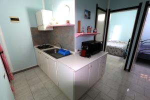 a small kitchen with a sink and a stove at Casa Josto in Maladroscia