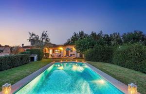 Bazén v ubytovaní Owl Booking Villa Tarongers - Stay For Couples alebo v jeho blízkosti