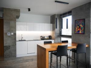Virtuvė arba virtuvėlė apgyvendinimo įstaigoje RS SUITES PRESTIGE Racławickie 10 "best view" HOME & SPA