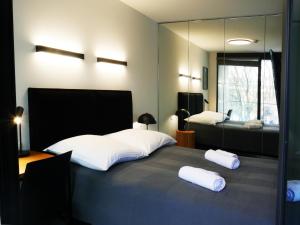 sypialnia z dużym łóżkiem z 2 białymi poduszkami w obiekcie RS SUITES PRESTIGE Racławickie 10 "best view" HOME & SPA w mieście Lublin +37 zdjęć