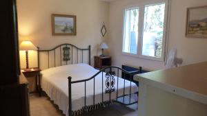 - une chambre avec un lit et une fenêtre dans l'établissement "Chênes et Romarins", Calme, Ombrage, Nature, à Bagnols-sur-Cèze