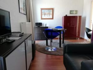 ein Wohnzimmer mit einem Tisch und einem blauen Stuhl in der Unterkunft Studio's Park - Heverlee in Löwen + 33 Fotos
