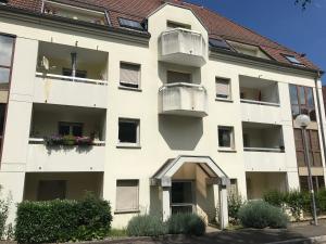 ein Apartmenthaus mit zwei nebenliegenden Balkonen in der Unterkunft Superbe F2 terrasse, route du vin, Florival in Guebwiller