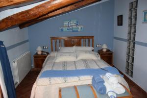 a bedroom with a bed and a dresser at Hotel Casa de la Fuente in Alcorisa