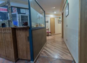 un pasillo en un hospital con una puerta de cristal en Hostal Rural El Caño by Vivere Stays en Alpedrete