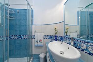ポジターノにあるVilla Marebluのバスルーム(洗面台、ガラス張りのシャワー付)