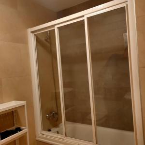 a glass shower door in a bathroom at Apartamento en el centro in Reus +12 photos